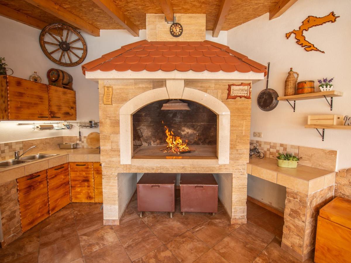 Beautiful Holiday Home "Villa Luka" Kaštel Štafilić Exteriér fotografie